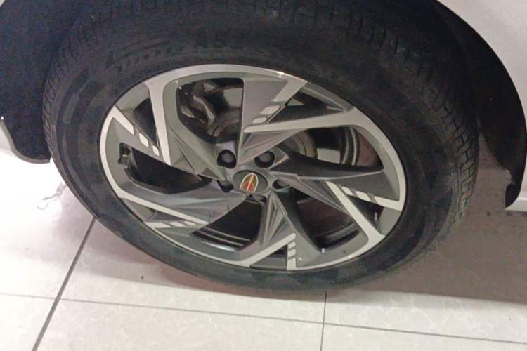 Used Hongqi HS3 2023 2.0T Two-Wheel Drive Available Version Right Rear Wheel Hub