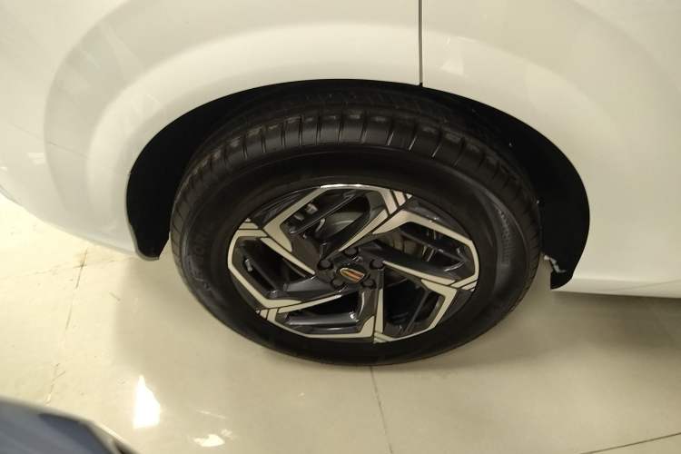 Used Hongqi HS3 2023 1.5T Two-Wheel Drive Shanwei Edition Right Rear Wheel Hub