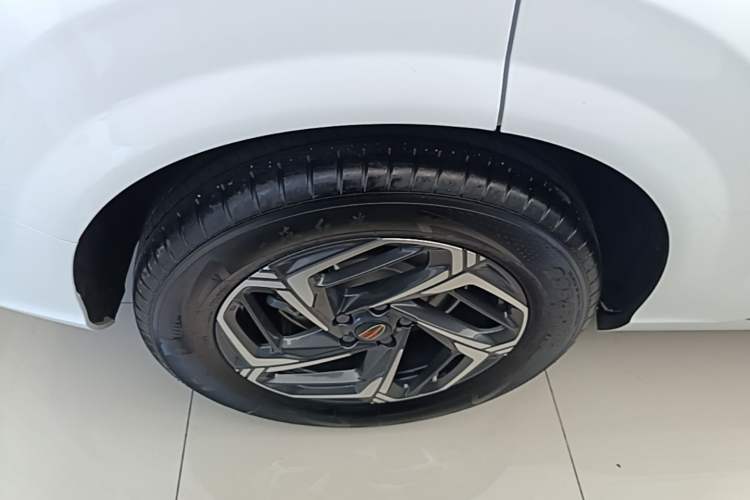 Used Hongqi HS3 2023 1.5T Two-Wheel Drive Shanwei Edition Right Rear Wheel Hub