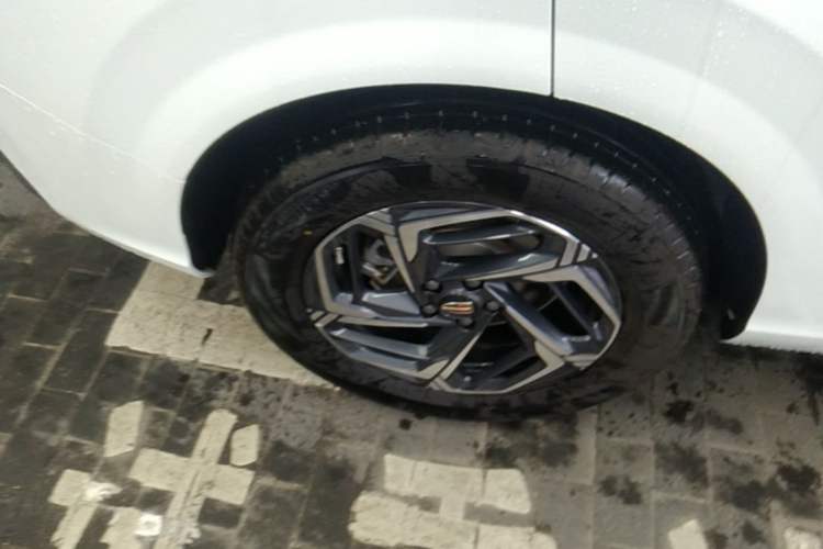 Used Hongqi HS3 2023 1.5T Two-Wheel Drive Shanwei Edition Right Rear Wheel Hub