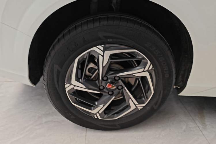 Used Hongqi HS3 2023 1.5T Two-Wheel Drive Shanwei Edition Right Rear Wheel Hub