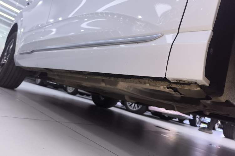 Used Hongqi HS3 2023 1.5T Two-Wheel Drive Shanwei Edition Right Side Sill