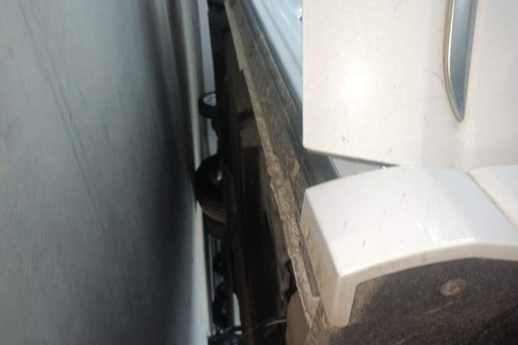 Used Hongqi HS3 2023 1.5T Two-Wheel Drive Shanwei Edition Right Side Sill