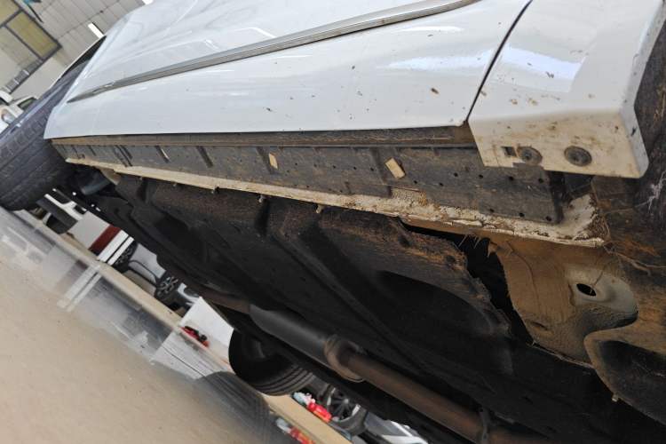 Used Hongqi HS3 2023 1.5T Two-Wheel Drive Shanwei Edition Right Side Sill