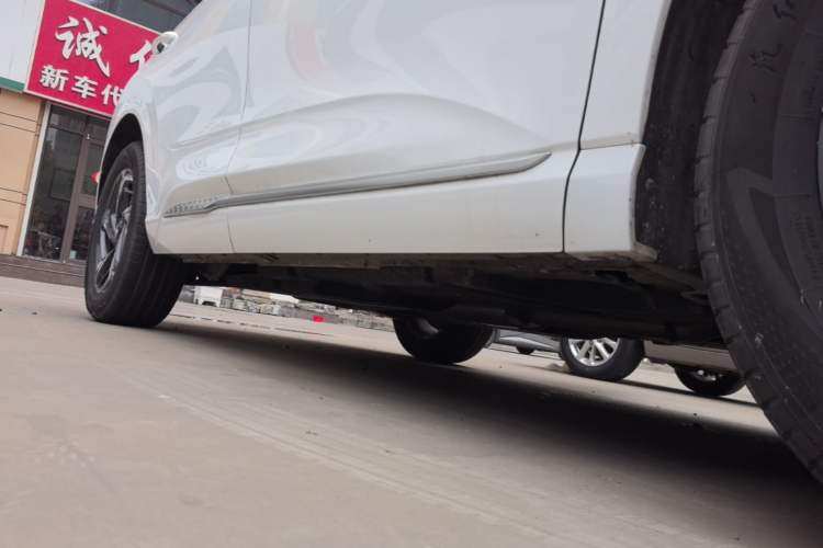 Used Hongqi HS3 2023 1.5T Two-Wheel Drive Shanwei Edition Right Side Sill