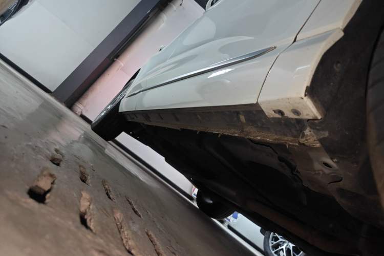 Used Hongqi HS3 2023 1.5T Two-Wheel Drive Shanwei Edition Right Side Sill