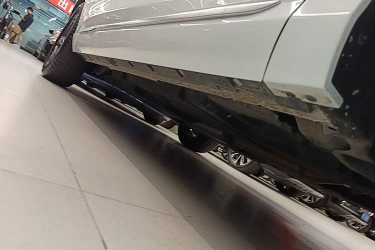 Used Hongqi HS3 2023 1.5T Two-Wheel Drive Shanwei Edition Right Side Sill