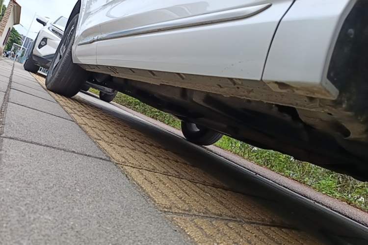 Used Hongqi HS3 2023 1.5T Two-Wheel Drive Shanwei Edition Right Side Sill