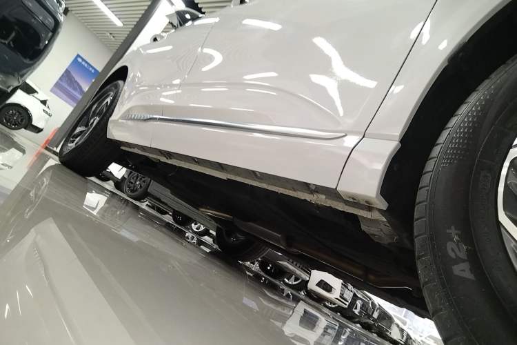 Used Hongqi HS3 2023 1.5T Two-Wheel Drive Shanwei Edition Right Side Sill