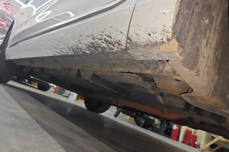 Used Hongqi HS3 2023 1.5T Two-Wheel Drive Shanwei Edition Right Side Sill
