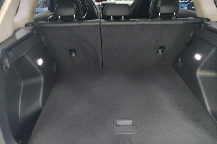 Used Hongqi HS3 2023 1.5T Two-Wheel Drive Shanwei Edition Trunk
