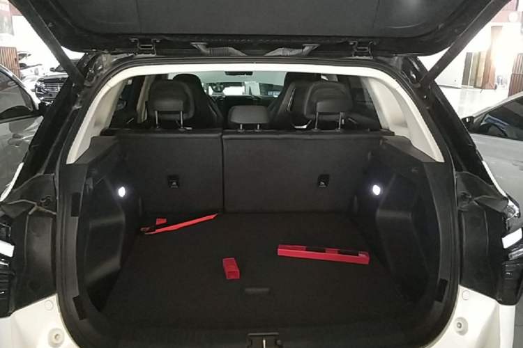 Used Hongqi HS3 2023 1.5T Two-Wheel Drive Shanwei Edition Trunk