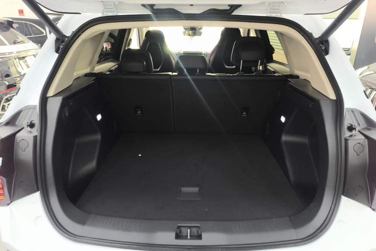 Used Hongqi HS3 2023 1.5T Two-Wheel Drive Shanwei Edition Trunk