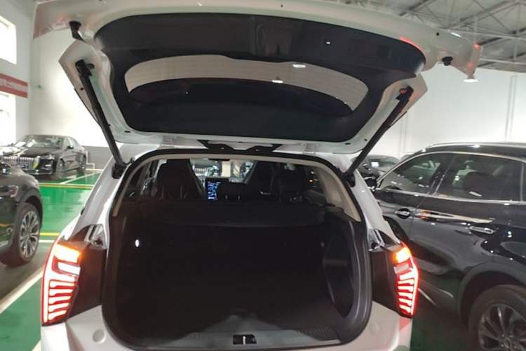 Used Hongqi HS3 2023 1.5T Two-Wheel Drive Shanwei Edition Trunk