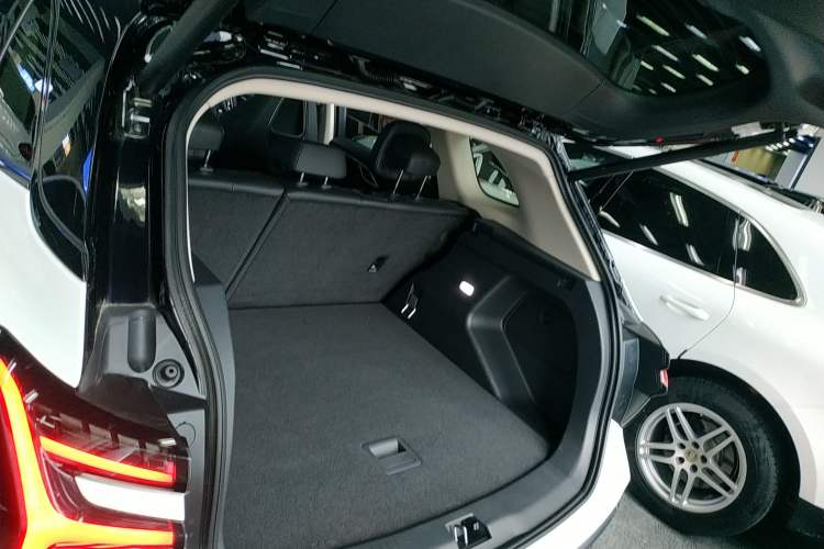 Used Hongqi HS3 2023 2.0T All-Wheel-Drive Youwei Version Trunk