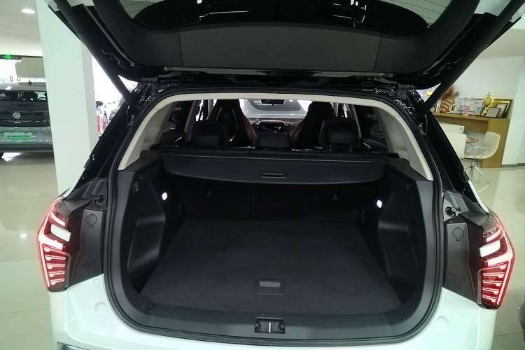 Used Hongqi HS3 2023 1.5T Two-Wheel Drive Shanwei Edition Trunk