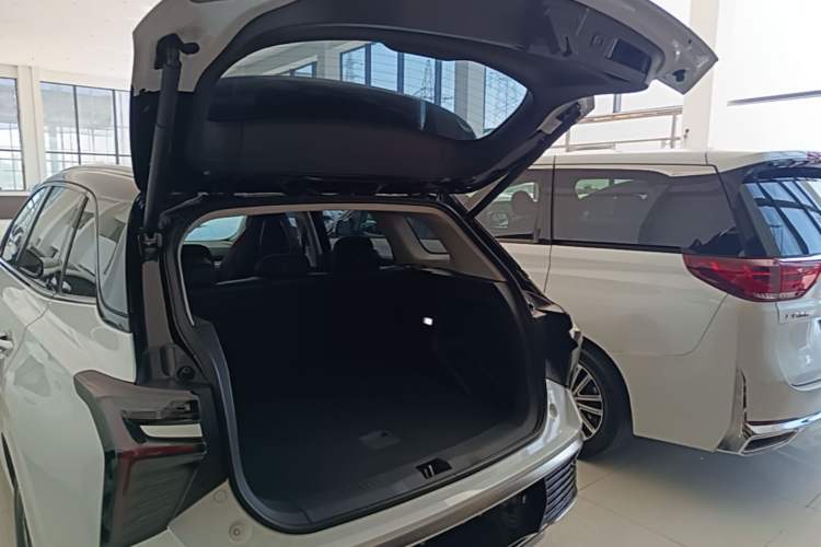Used Hongqi HS3 2023 1.5T Two-Wheel Drive Shanwei Edition Trunk