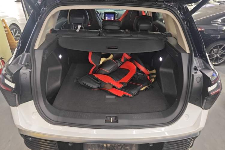 Used Hongqi HS3 2023 1.5T Two-Wheel Drive Shanwei Edition Trunk