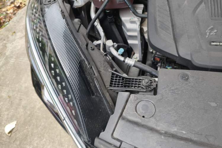 Used Hongqi HS3 2024 1.5T Shanwei Edition Engine Bay Right