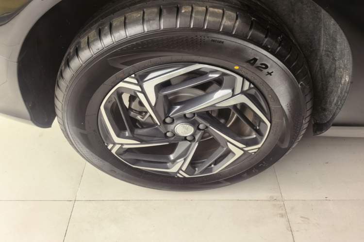 Used Hongqi HS3 2024 1.5T Shanwei Edition Right Rear Wheel Hub