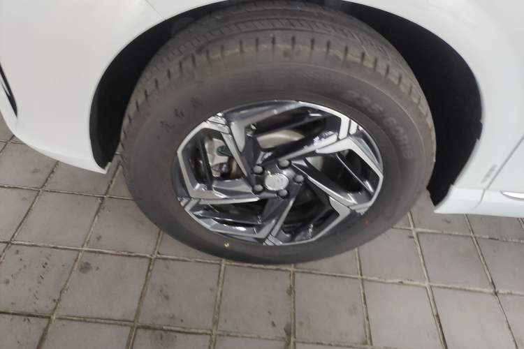 Used Hongqi HS3 2024 1.5T Zhiwei Edition Left Front Wheel Hub