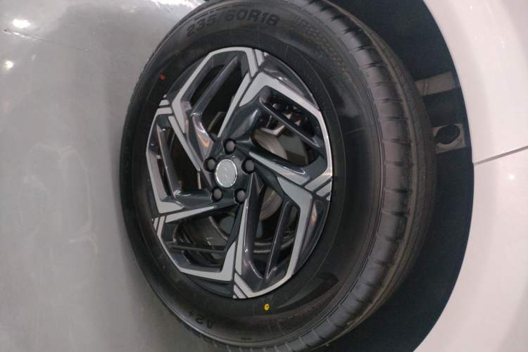 Used Hongqi HS3 2024 1.5T Shanwei Edition Right Rear Wheel Hub