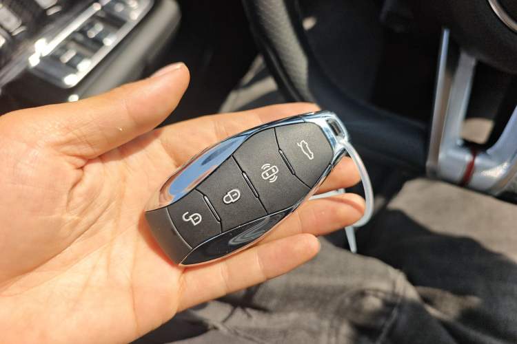 Used Hongqi HS3 2025 Model 1.5T Zhiwei Edition Interior 1