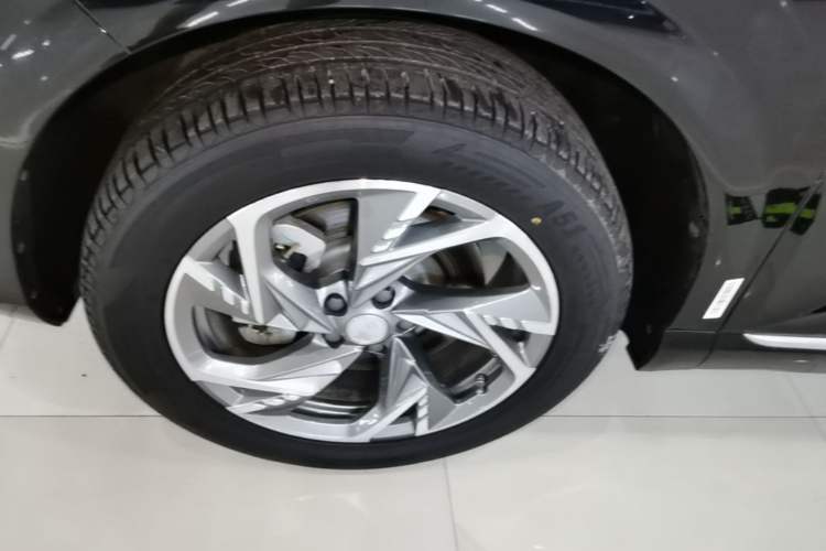 Used Hongqi HS3 PHEV 2024 PHEV 115km Jingwei Edition Left Front Wheel Hub