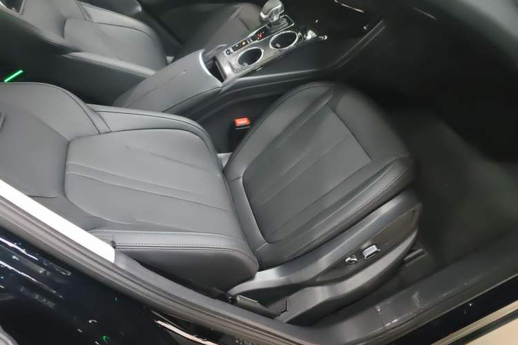 Used Hongqi HS3 PHEV 2024 PHEV 115km Jingwei Edition Right Front Seat