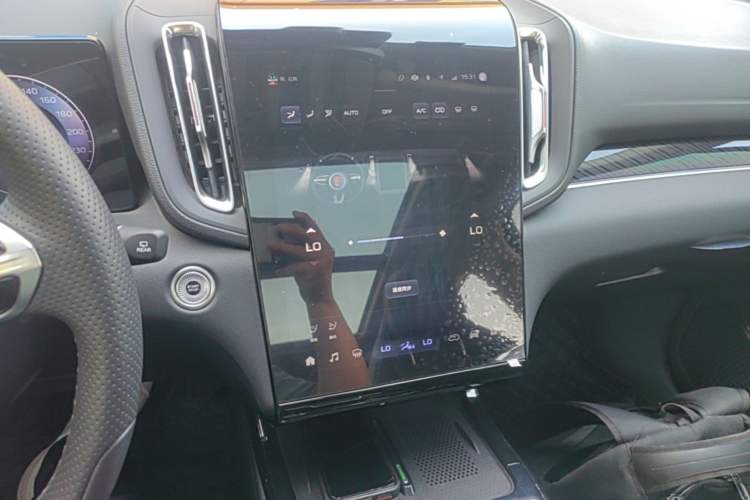 Used Hongqi HS3 PHEV 2024 PHEV 115km Jingwei Edition Audio And AC Panel