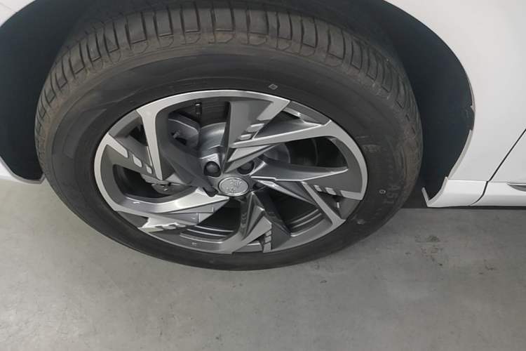 Used Hongqi HS3 PHEV 2024 PHEV 115km Jingwei Edition Left Front Wheel Hub