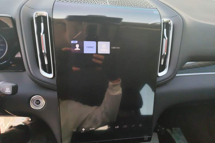 Used Hongqi HS3 PHEV 2025 Model 117km Jingwei Edition Audio And AC Panel
