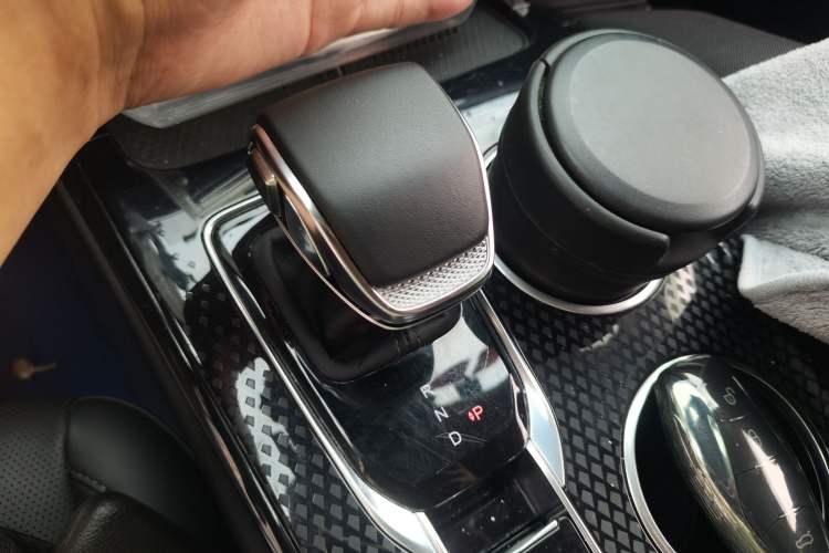 Used Hongqi HS3 PHEV 2025 Model 125km Jingwei PLUS 2 Millionth Anniversary Edition Gear Lever