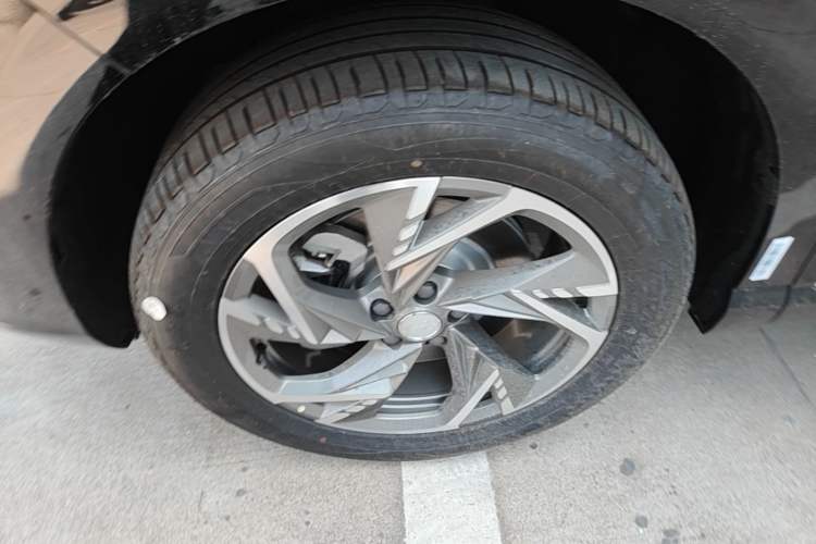 Used Hongqi HS3 PHEV 2025 Model 125km Jingwei 2 Millionth Anniversary Edition Left Front Wheel Hub