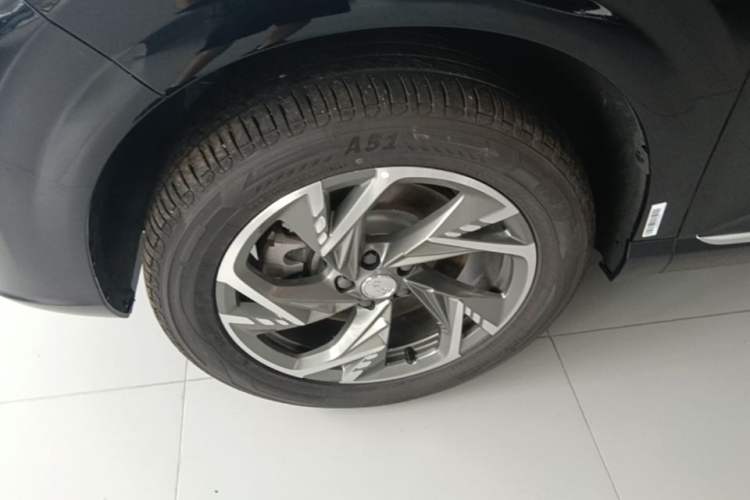 Used Hongqi HS3 PHEV 2025 Model 125km Jingwei 2 Millionth Anniversary Edition Left Front Wheel Hub