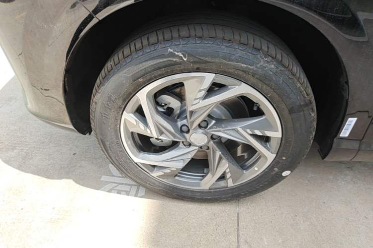 Used Hongqi HS3 PHEV 2025 Model 125km Jingwei 2 Millionth Anniversary Edition Left Front Wheel Hub