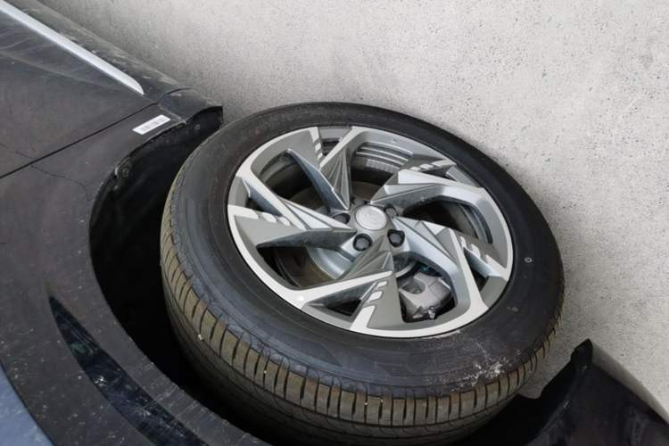 Used Hongqi HS3 PHEV 2025 Model 117km Jingwei Edition Left Front Wheel Hub