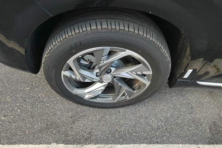 Used Hongqi HS3 PHEV 2025 Model 125km Jingwei 2 Millionth Anniversary Edition Left Front Wheel Hub