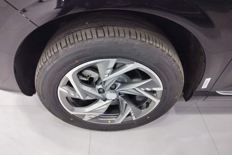 Used Hongqi HS3 PHEV 2025 Model 125km Jingwei 2 Millionth Anniversary Edition Left Front Wheel Hub