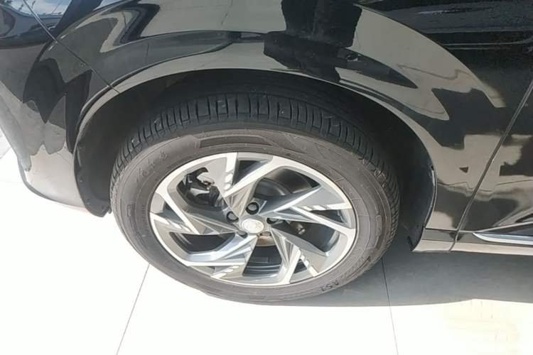 Used Hongqi HS3 PHEV 2025 Model 125km Jingwei 2 Millionth Anniversary Edition Left Front Wheel Hub