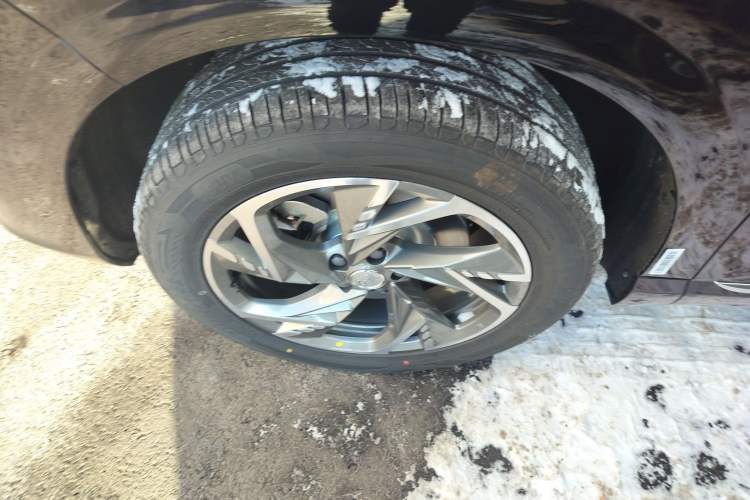 Used Hongqi HS3 PHEV 2025 Model 125km Jingwei 2 Millionth Anniversary Edition Left Front Wheel Hub