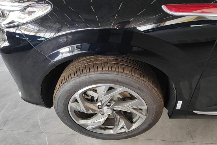 Used Hongqi HS3 PHEV 2025 Model 125km Jingwei 2 Millionth Anniversary Edition Left Front Wheel Hub