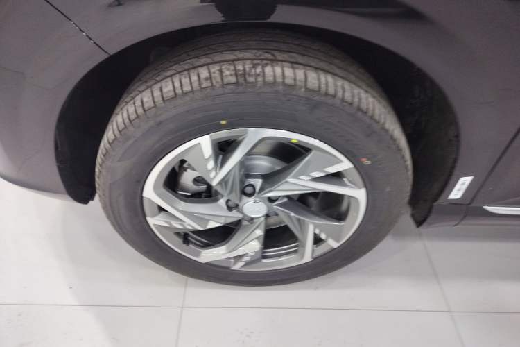 Used Hongqi HS3 PHEV 2025 Model 125km Jingwei 2 Millionth Anniversary Edition Left Front Wheel Hub