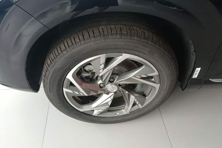 Used Hongqi HS3 PHEV 2025 Model 125km Jingwei 2 Millionth Anniversary Edition Left Front Wheel Hub