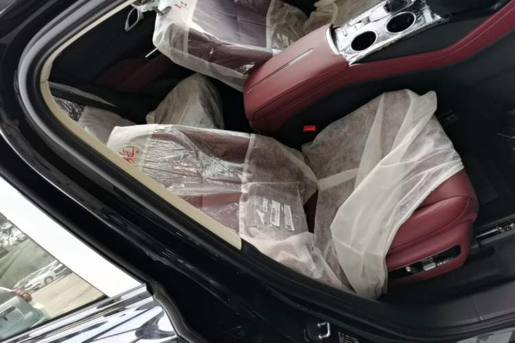 Used Hongqi HS3 PHEV 2025 Model 125km Jingwei PLUS 2 Millionth Anniversary Edition Right Front Seat