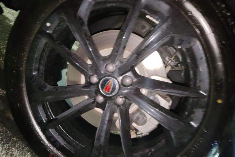 Used Hongqi HS3 PHEV 2025 Model 125km Jingwei PLUS 2 Millionth Anniversary Edition Right Front Wheel Hub