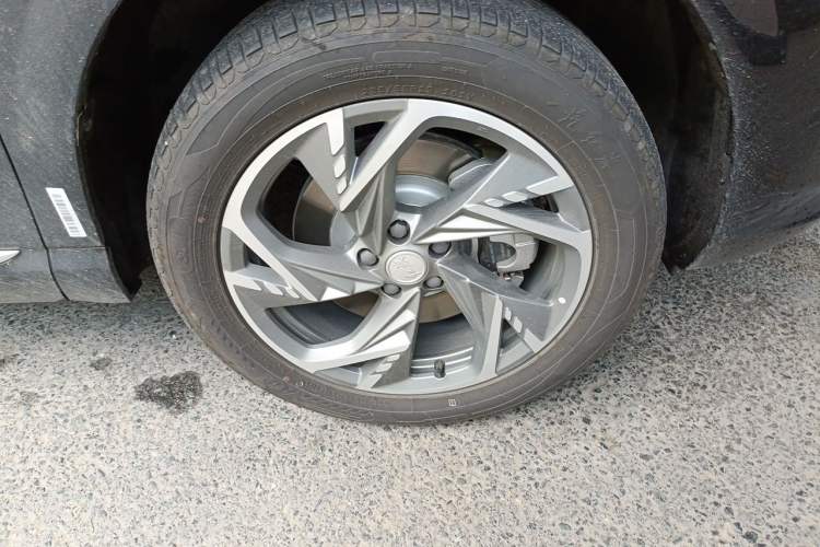 Used Hongqi HS3 PHEV 2025 Model 125km Jingwei 2 Millionth Anniversary Edition Right Front Wheel Hub