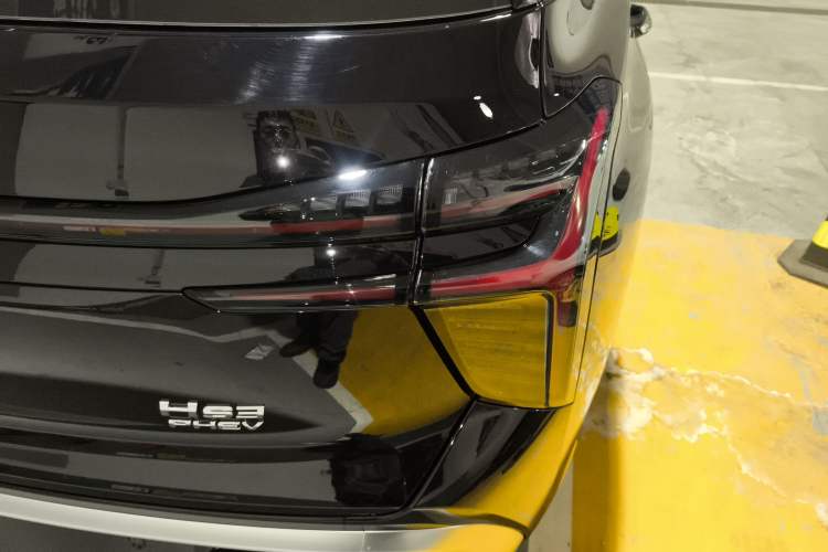 Used Hongqi HS3 PHEV 2025 Model 125km Jingwei PLUS 2 Millionth Anniversary Edition Right Rear Taillight