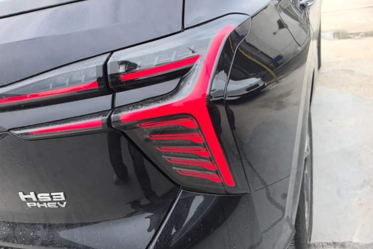 Used Hongqi HS3 PHEV 2025 Model 125km Jingwei 2 Millionth Anniversary Edition Right Rear Taillight