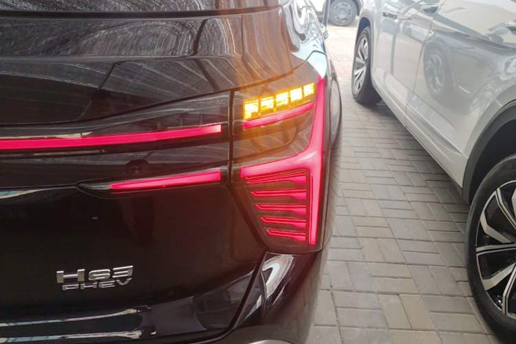 Used Hongqi HS3 PHEV 2025 Model 125km Jingwei 2 Millionth Anniversary Edition Right Rear Taillight